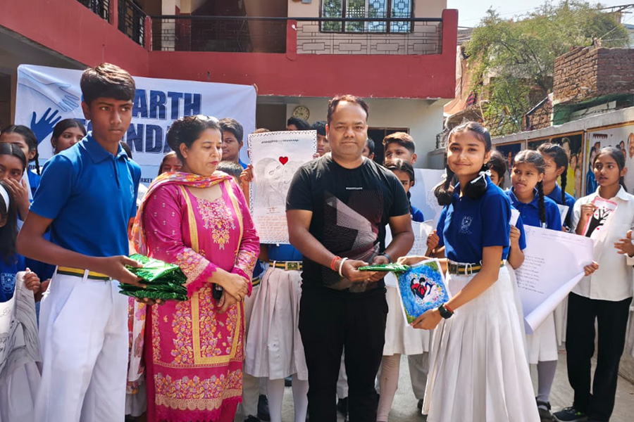 Encouraged Young Artists at Mother’s Day Painting Competition